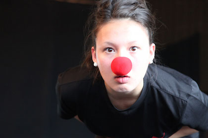 Bartuschka ist Lehrer für Clowning und gibt Clown-Kurse auf Deutsch und Englisch.  